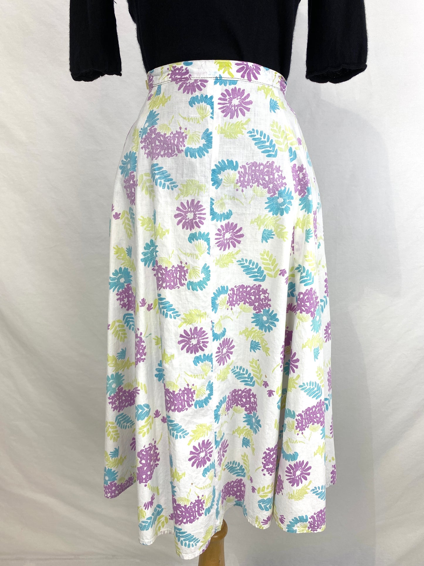 Back view of 50s print cotton skirt. Ian Drummond Vintage. 