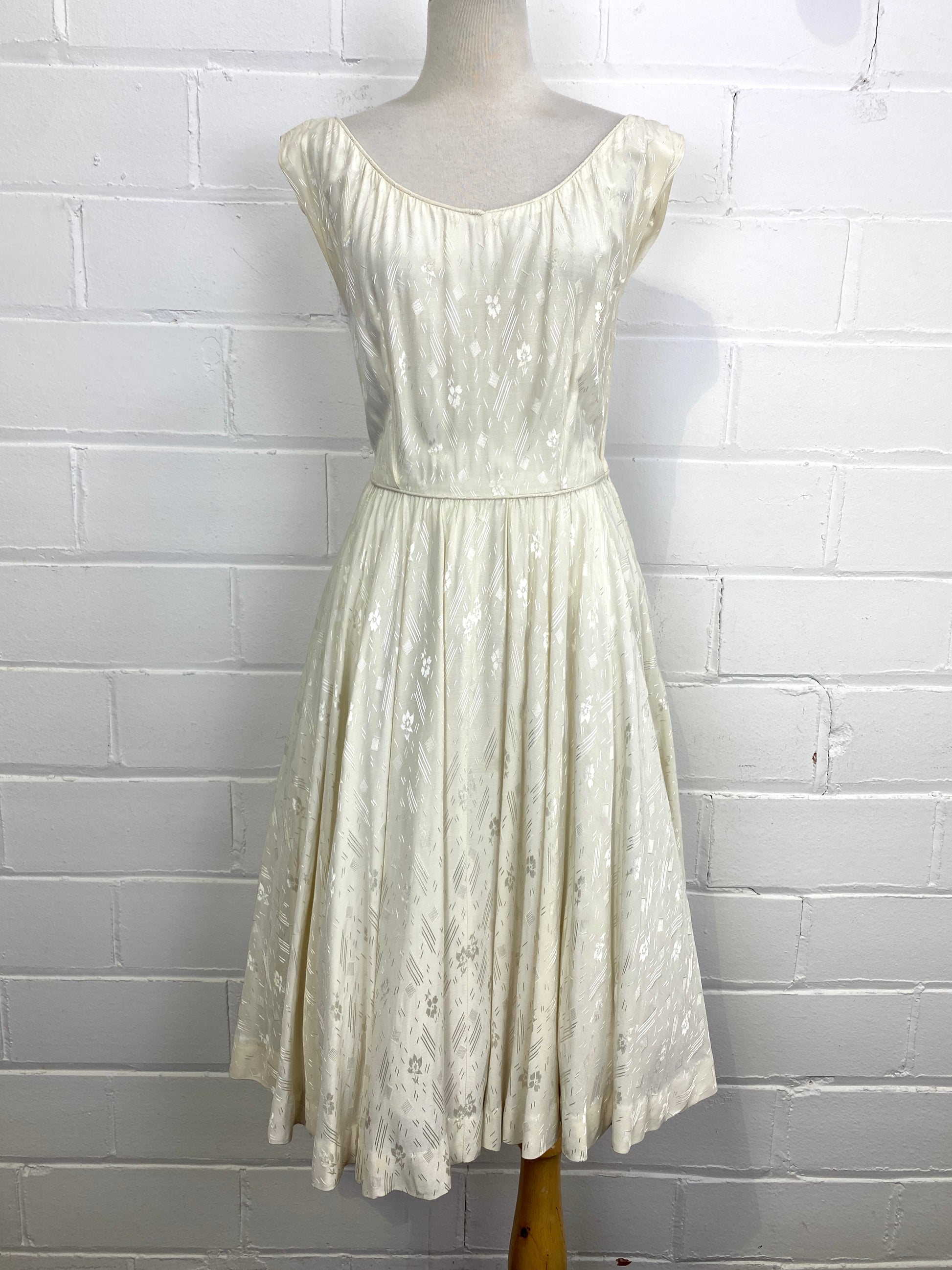 Vintage 1950s White Jacquard Tea Dress with Full Skirt, Small – Ian Drummond Vintage Vintage 1950s White Jacquard Tea Dress with Full Skirt, Small – Ian Drummond Vintage