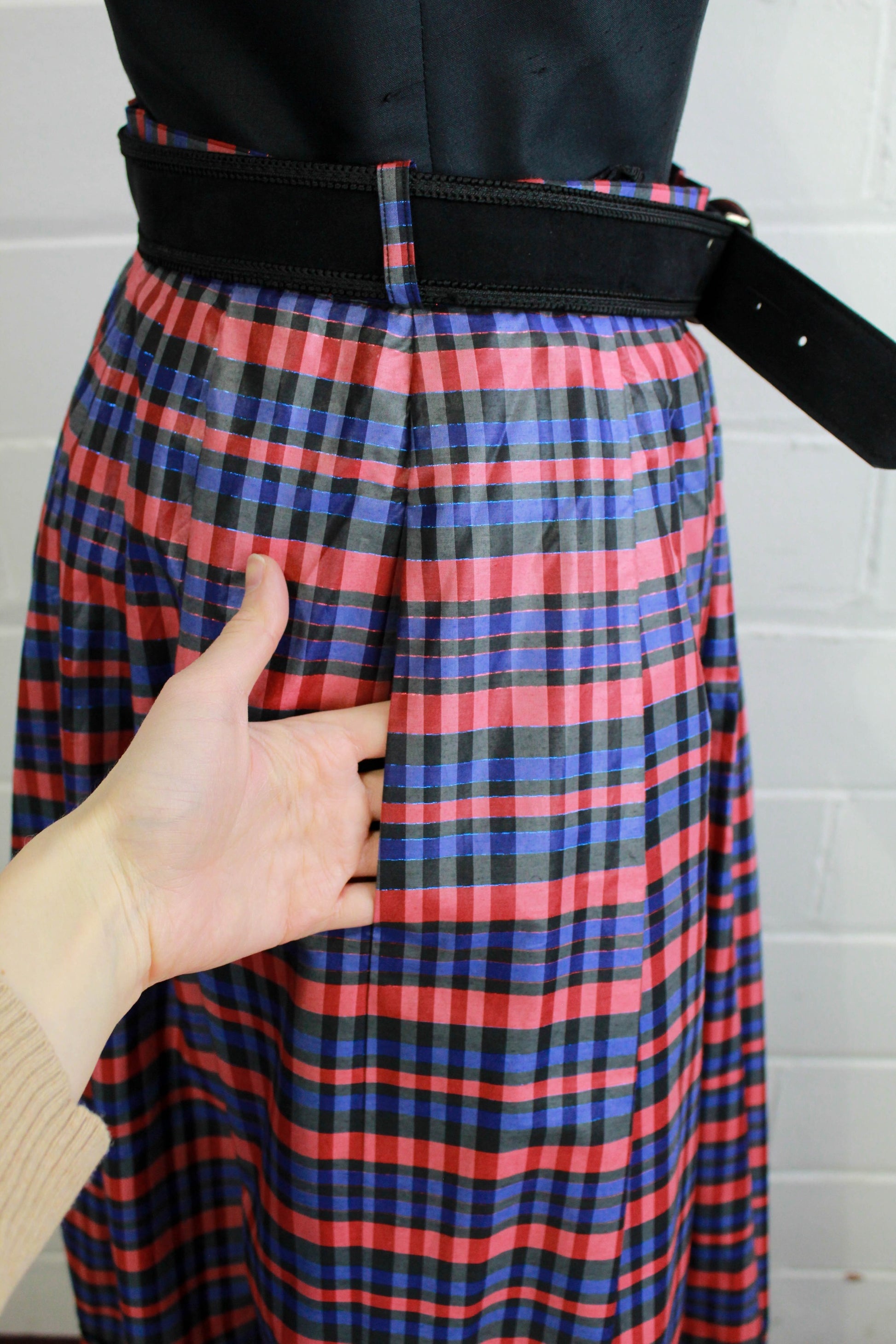 1980s austrian dirndl maxi skirt with belt, blue and red plaid taffeta, pockets close up