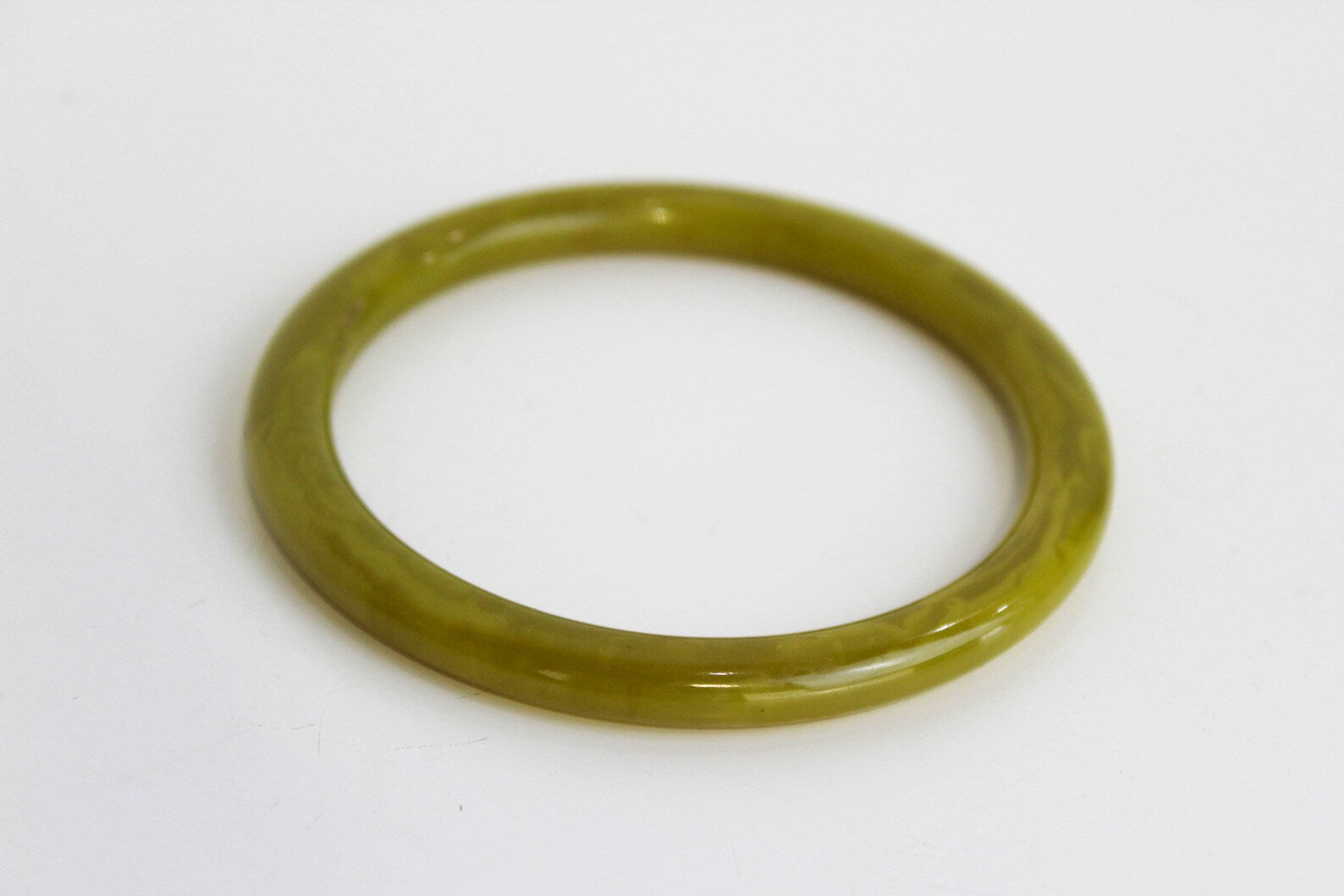 Pea Green Bakelite Bangle, Wide Smooth Bakelite Bracelet, Apple Green Simple Minimalist Bangle, outlet Mid Century Jewelry, Vintage 1940s Bakelite