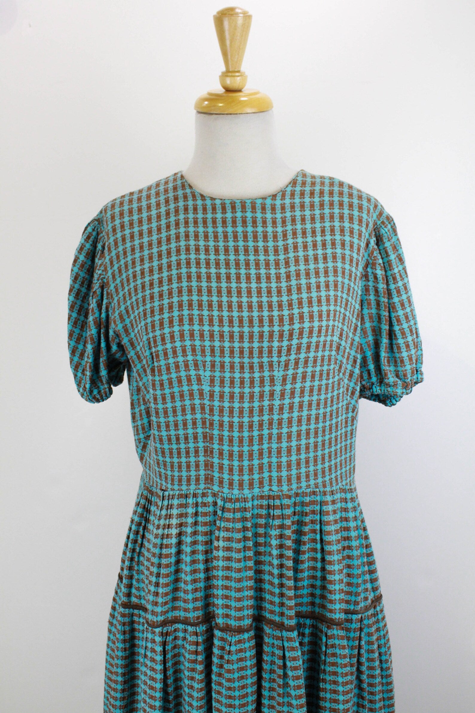 1940s 1950s Youth Teen Plaid dress. Galey and Lord Fabric Chubette. Puffed sleeves A line with mandarin collar. Tie store Back. Bust Chest 36