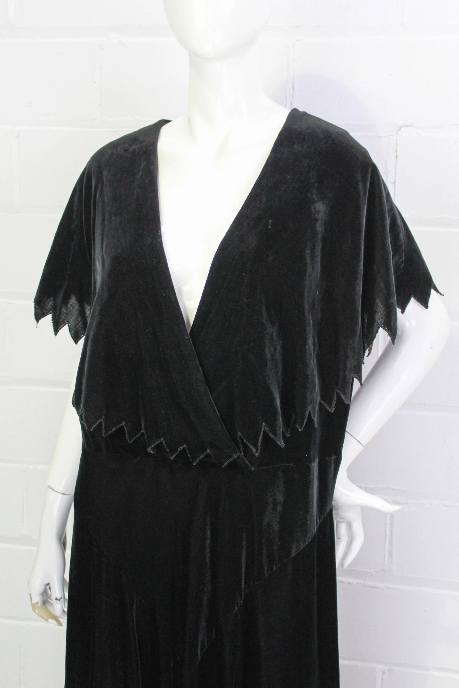 Vintage 1920s/ 30s Black Silk Velvet Zig-Zag Capelet Collar Dress, Deep V, B40" Vintage 1920s/ 30s Black Silk Velvet Zig-Zag Capelet Collar Dress, Deep V, B40"