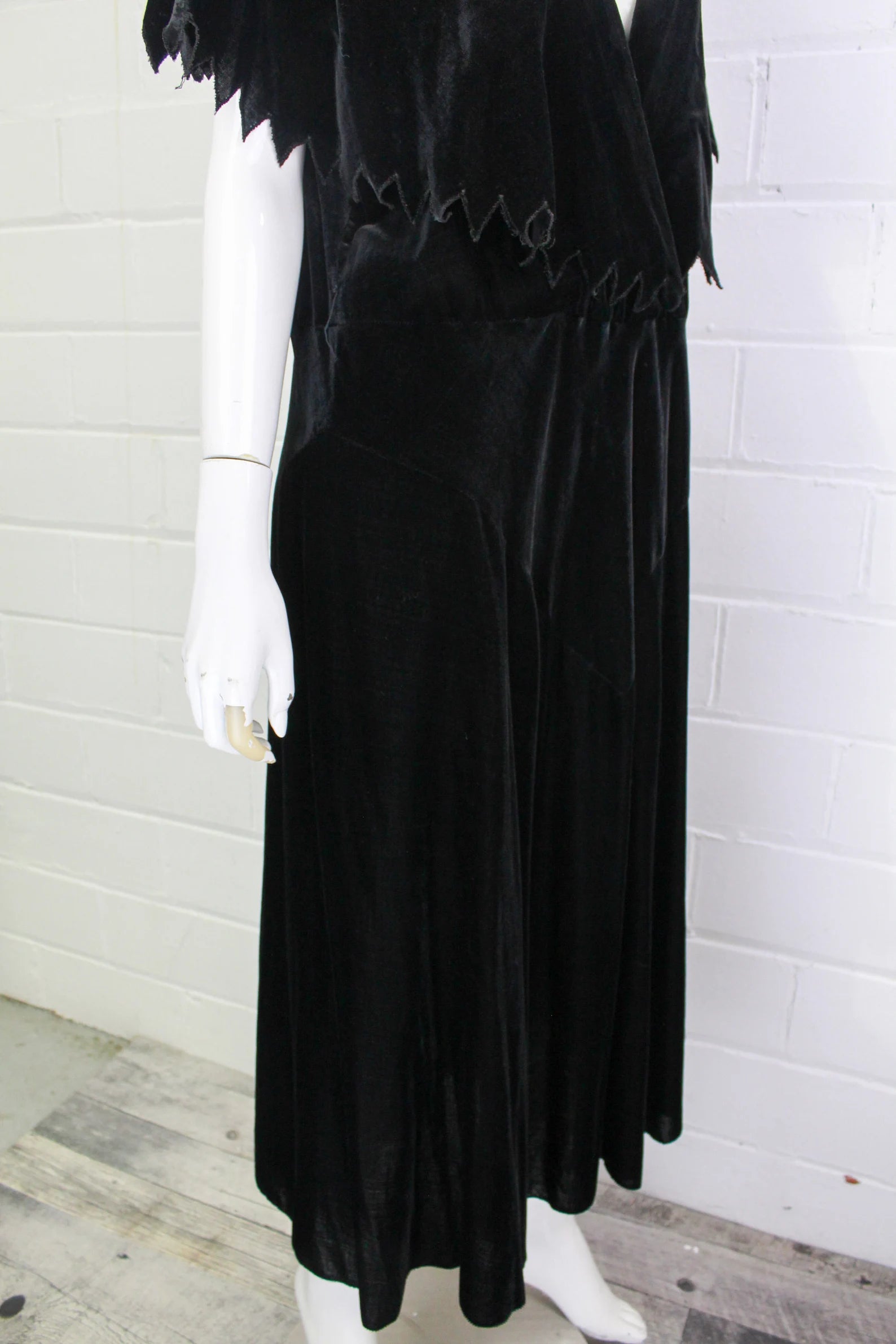Vintage 1920s 30s Black Silk Velvet Zig Zag Capelet Collar Dress
