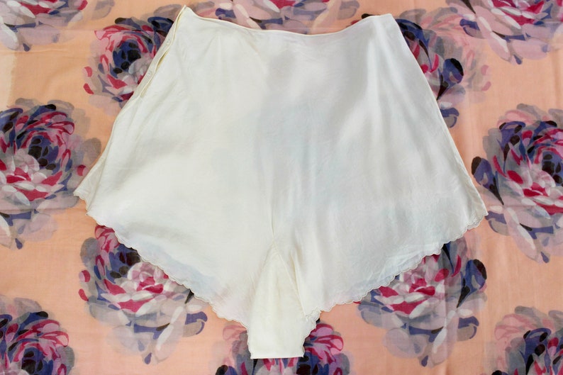 1940s Silk Tap Pants with Embroidery, Waist 29, Medium, Scallop Trim, Vintage 40s Tap Shorts Bloomers