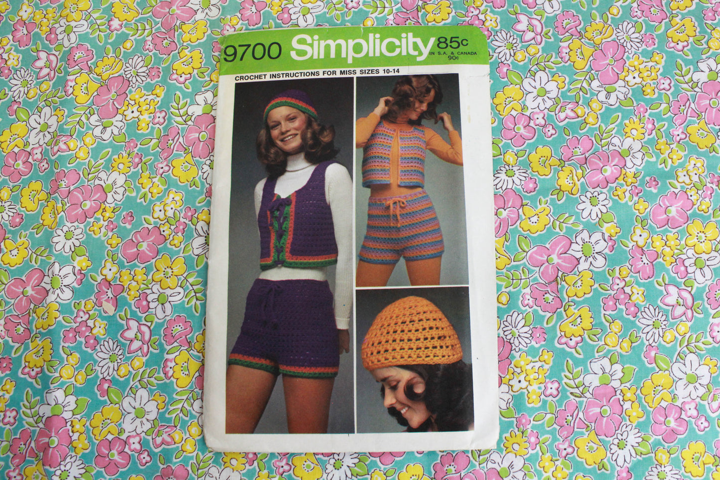 1970s vest shorts and beanie hat crochet pattern simplicity 9700