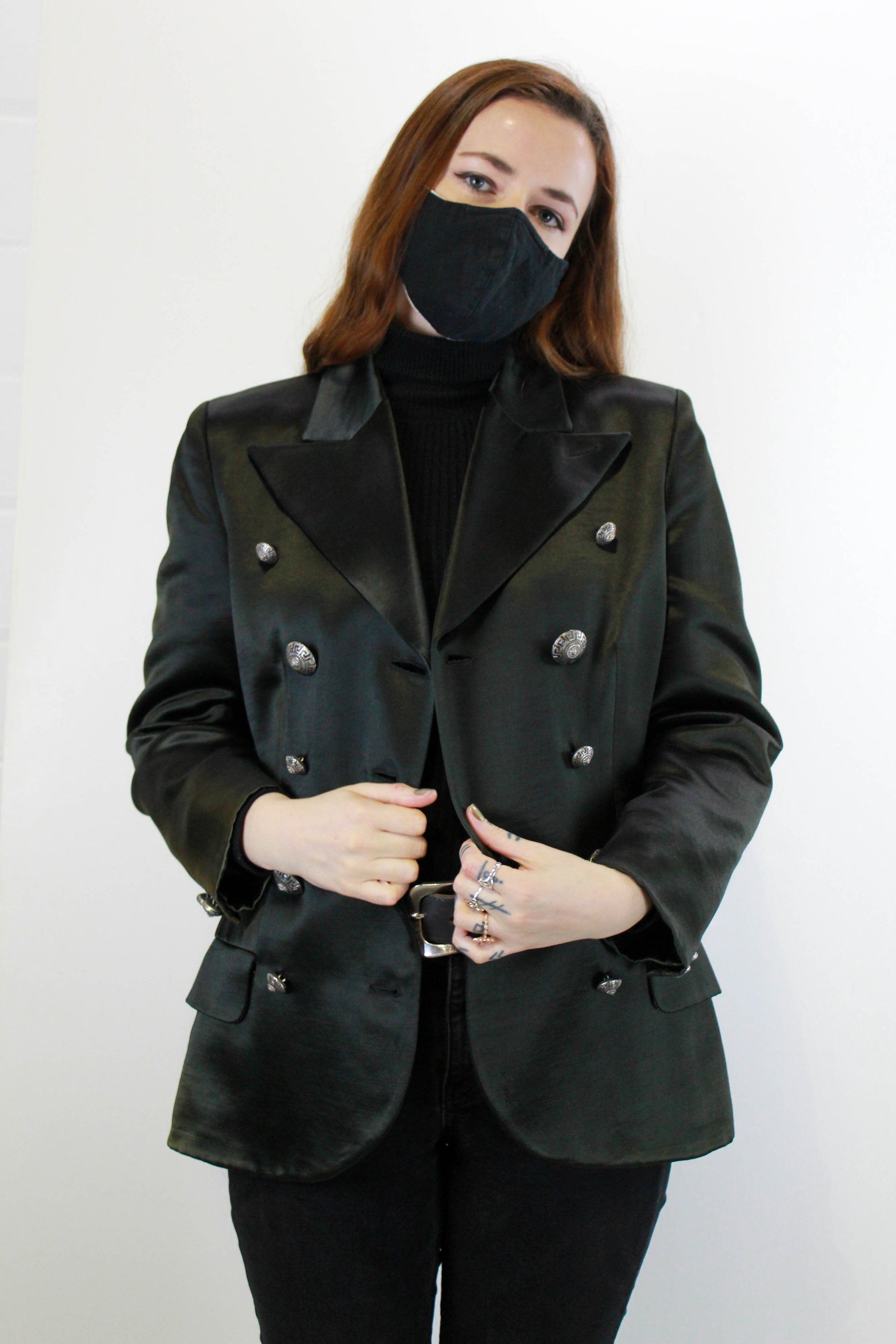 Grey coat. Black hat. Scarf  Grey coat, Normcore, How to wear